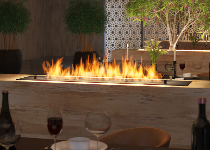 bioethanol-einbaubrenner-glas-infire-slimfire-wave-150cm-raumteiler-restaurant-nahaufnahme-ethanol-einbau-brenner