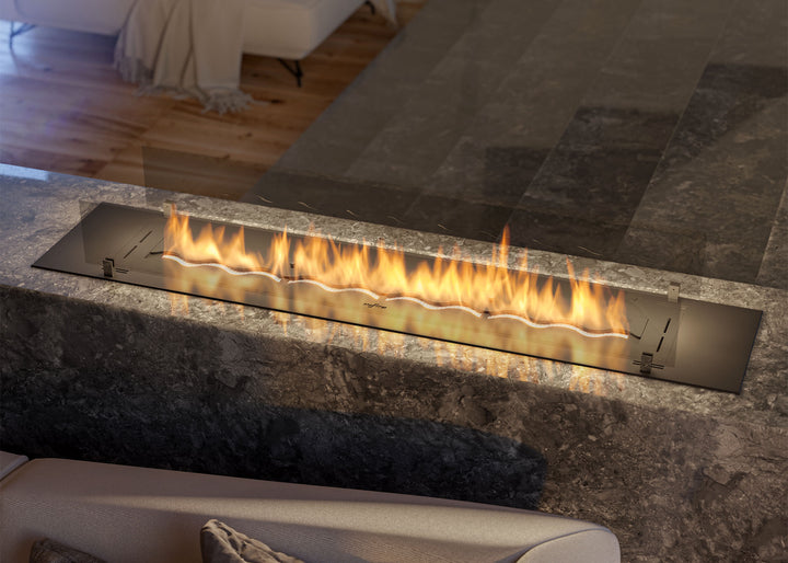 bioethanol-einbaubrenner-glas-infire-slimfire-wave-150cm-raumteiler-stein-nahaufnahme-wohnbereich