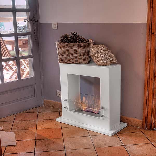 bioethanol-standkamin-standofen-arche-weiss-mit-glas-ofen-kamin-ethanol-boden-wohnzimmer-fliessenboden